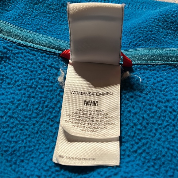 The north face turquoise pullover. Size: medium - Picture 4 of 4